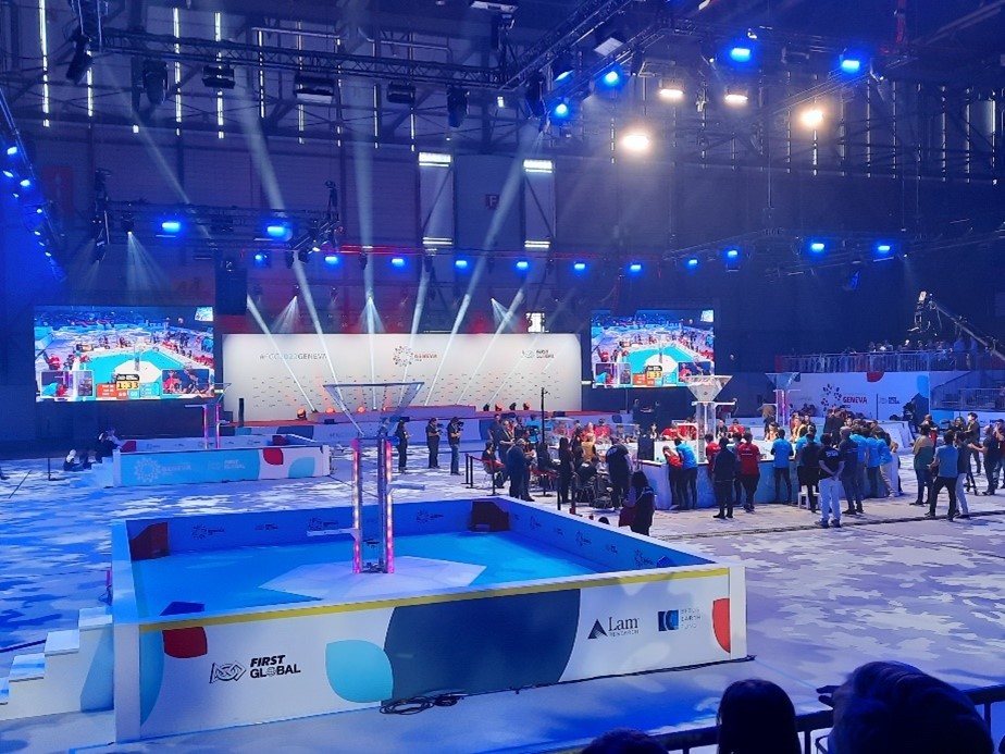 Robotic Arena where the teams had to use their robots to collect balls and throw them into the central ring, before hoisting their robots up to the platform
